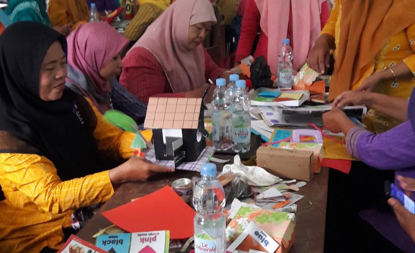 workshop Alat Ajar Kreatif untuk Taman Kanak-kanak dari bahan daur ulang